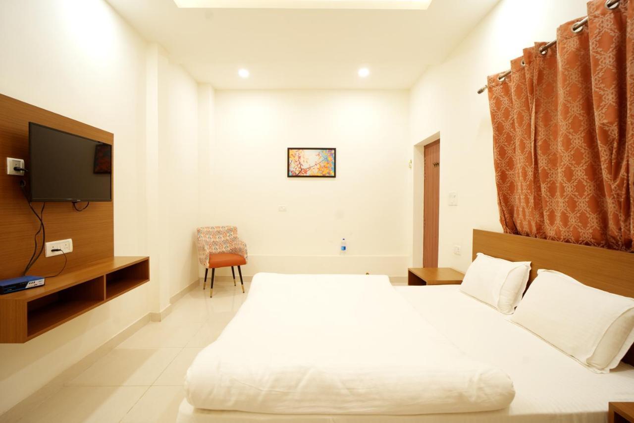 Ayodhya Apoorva Guest House المظهر الخارجي الصورة