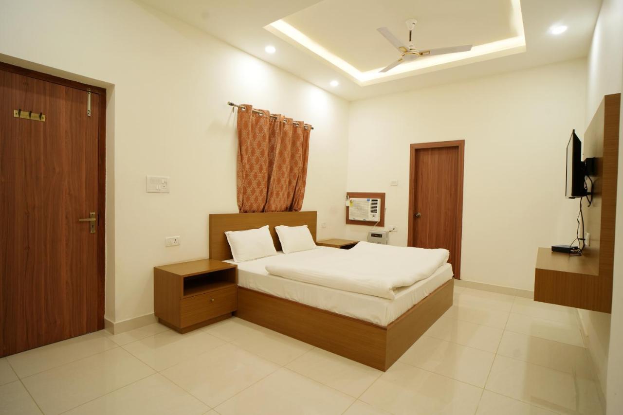 Ayodhya Apoorva Guest House المظهر الخارجي الصورة
